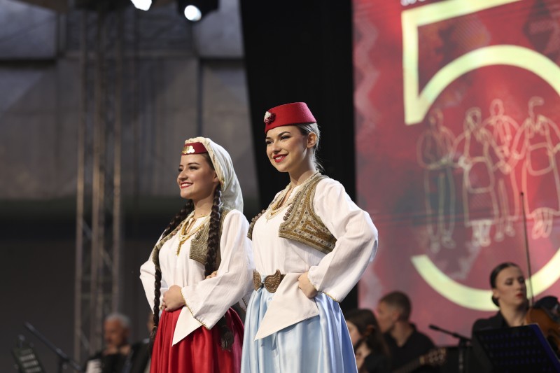 SARAJEVSKI FOLKLOR NA TRGU EVROPE U TRAVNIKU