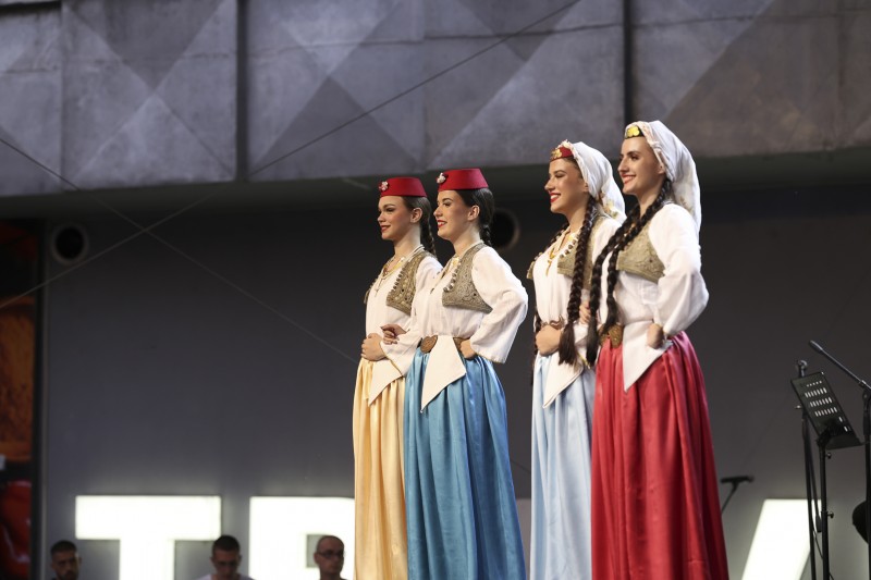 SARAJEVSKI FOLKLOR NA TRGU EVROPE U TRAVNIKU