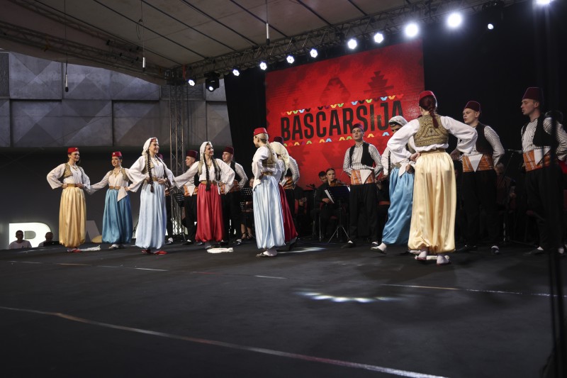 SARAJEVSKI FOLKLOR NA TRGU EVROPE U TRAVNIKU