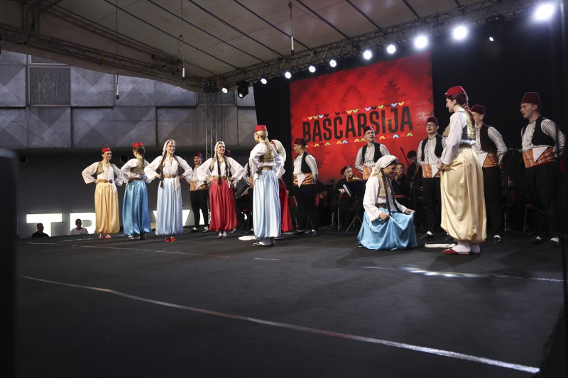 SARAJEVSKI FOLKLOR NA TRGU EVROPE U TRAVNIKU