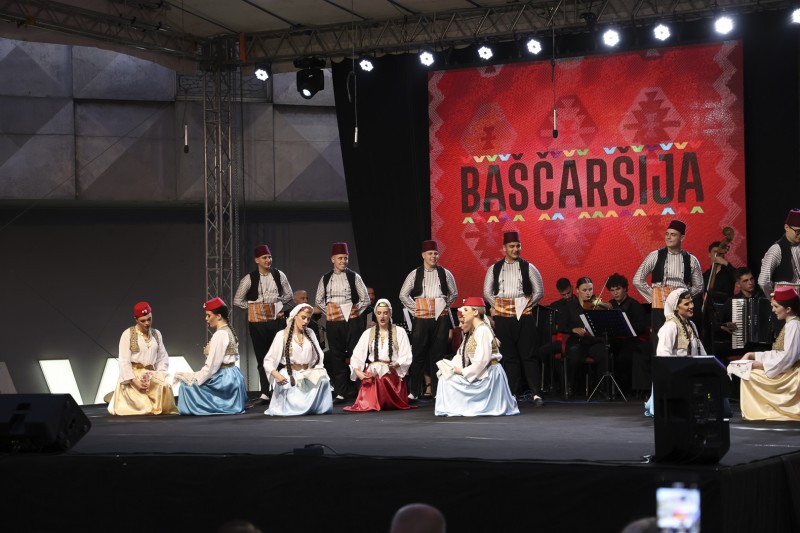 SARAJEVSKI FOLKLOR NA TRGU EVROPE U TRAVNIKU