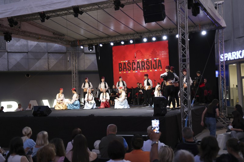 SARAJEVSKI FOLKLOR NA TRGU EVROPE U TRAVNIKU