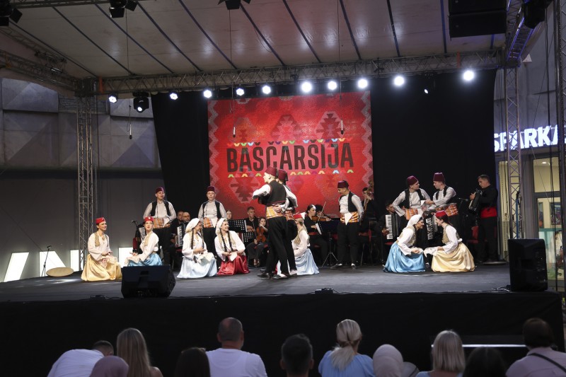 SARAJEVSKI FOLKLOR NA TRGU EVROPE U TRAVNIKU