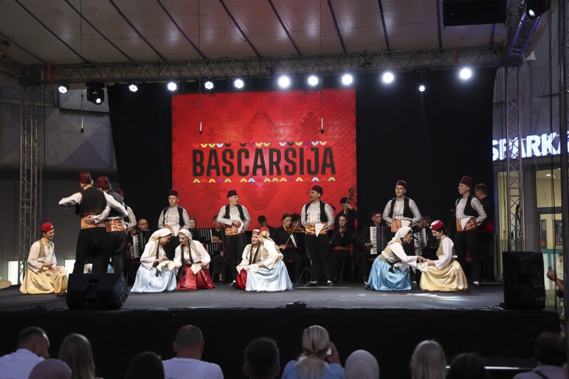 SARAJEVSKI FOLKLOR NA TRGU EVROPE U TRAVNIKU