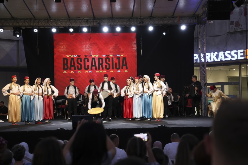 SARAJEVSKI FOLKLOR NA TRGU EVROPE U TRAVNIKU