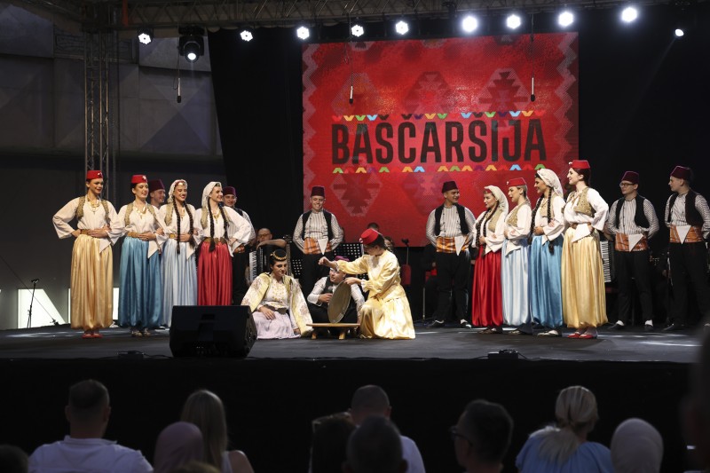 SARAJEVSKI FOLKLOR NA TRGU EVROPE U TRAVNIKU