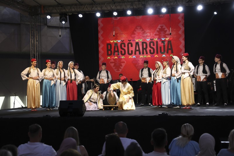 SARAJEVSKI FOLKLOR NA TRGU EVROPE U TRAVNIKU