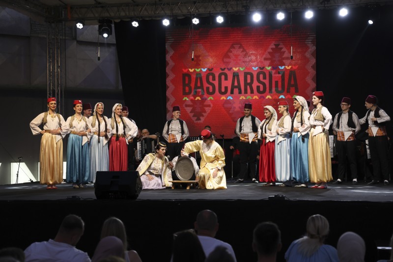 SARAJEVSKI FOLKLOR NA TRGU EVROPE U TRAVNIKU
