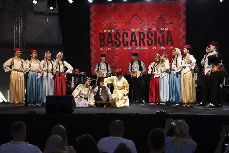 SARAJEVSKI FOLKLOR NA TRGU EVROPE U TRAVNIKU