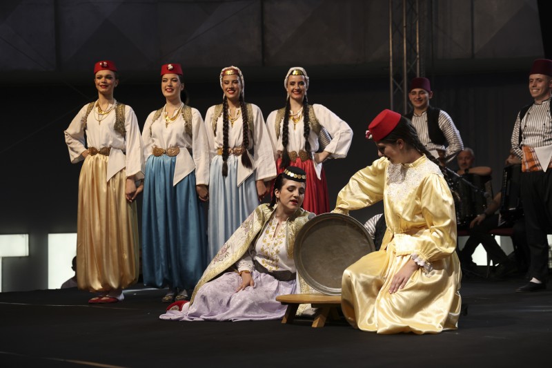SARAJEVSKI FOLKLOR NA TRGU EVROPE U TRAVNIKU