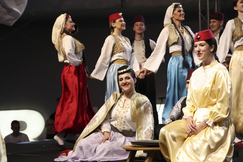 SARAJEVSKI FOLKLOR NA TRGU EVROPE U TRAVNIKU