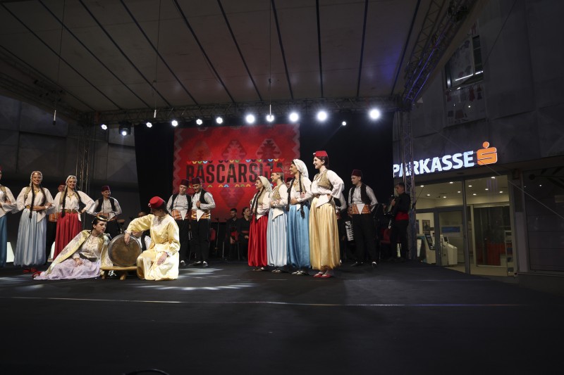 SARAJEVSKI FOLKLOR NA TRGU EVROPE U TRAVNIKU