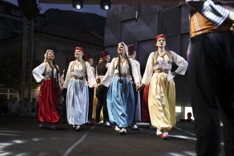SARAJEVSKI FOLKLOR NA TRGU EVROPE U TRAVNIKU