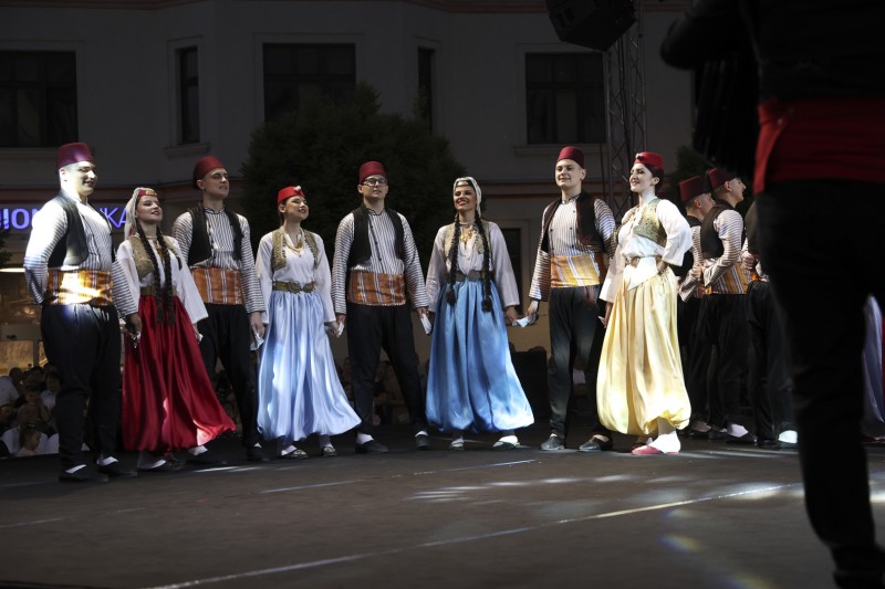 SARAJEVSKI FOLKLOR NA TRGU EVROPE U TRAVNIKU