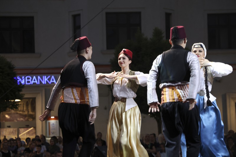 SARAJEVSKI FOLKLOR NA TRGU EVROPE U TRAVNIKU