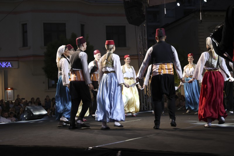 SARAJEVSKI FOLKLOR NA TRGU EVROPE U TRAVNIKU