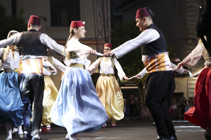 SARAJEVSKI FOLKLOR NA TRGU EVROPE U TRAVNIKU