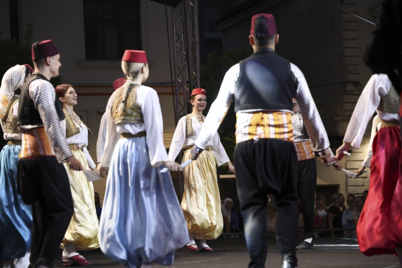 SARAJEVSKI FOLKLOR NA TRGU EVROPE U TRAVNIKU