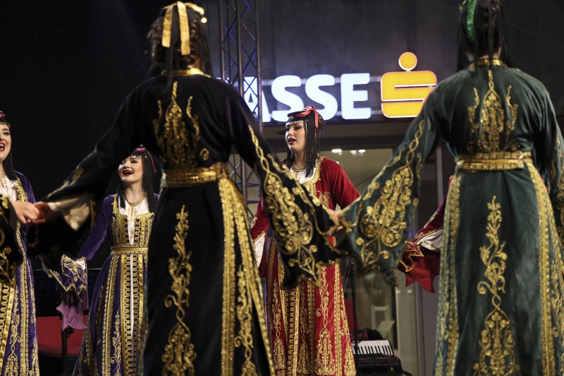 SARAJEVSKI FOLKLOR NA TRGU EVROPE U TRAVNIKU
