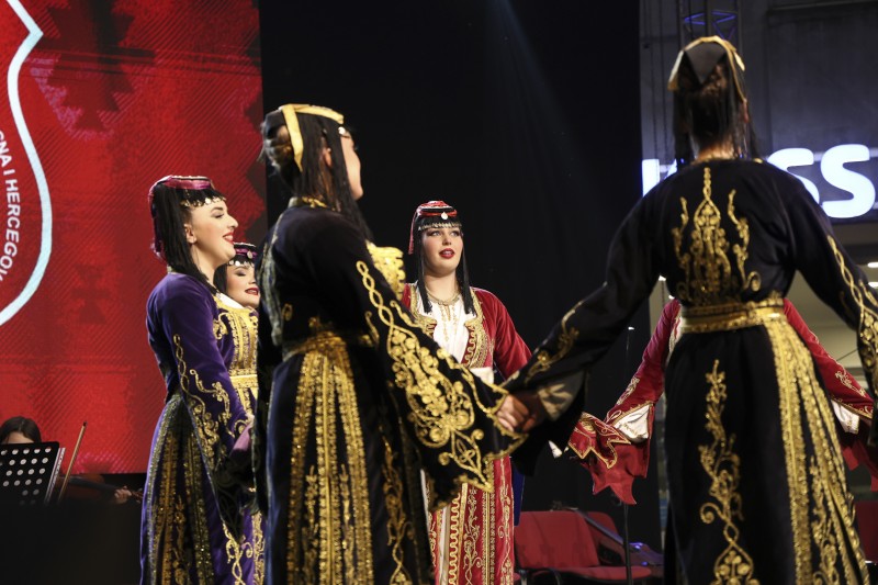 SARAJEVSKI FOLKLOR NA TRGU EVROPE U TRAVNIKU