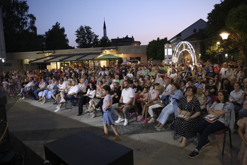 SARAJEVSKI FOLKLOR NA TRGU EVROPE U TRAVNIKU