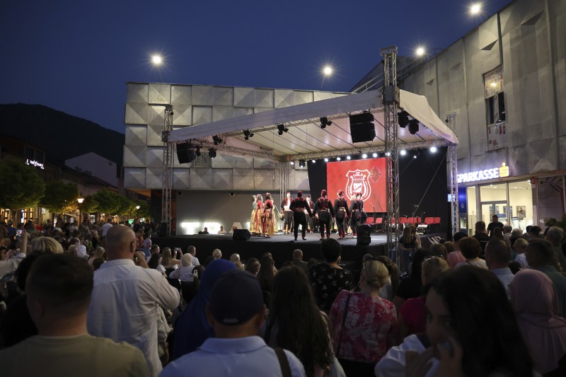 SARAJEVSKI FOLKLOR NA TRGU EVROPE U TRAVNIKU