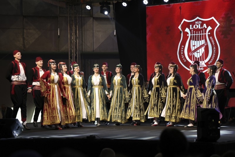 SARAJEVSKI FOLKLOR NA TRGU EVROPE U TRAVNIKU
