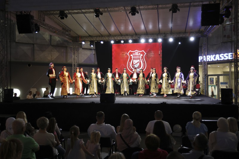 SARAJEVSKI FOLKLOR NA TRGU EVROPE U TRAVNIKU