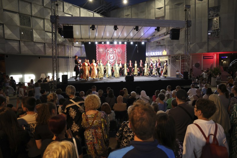 SARAJEVSKI FOLKLOR NA TRGU EVROPE U TRAVNIKU